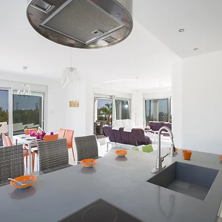 Beautiful 5 Star Holiday In A Prime Location In Protaras, Book Early To Secure Your Dates, 1230 Βίλα